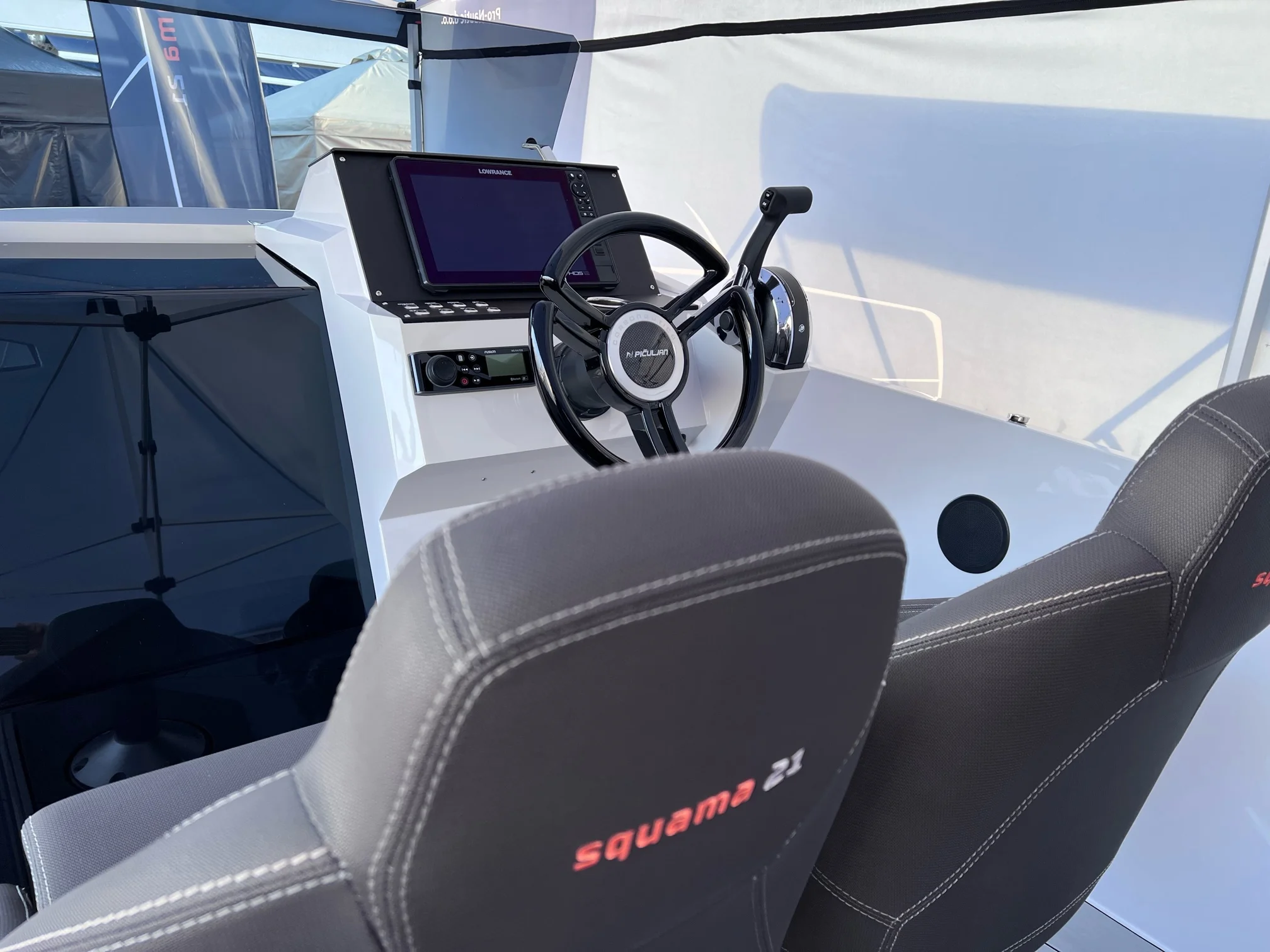 Pičulijan custom carbon boat steering wheel